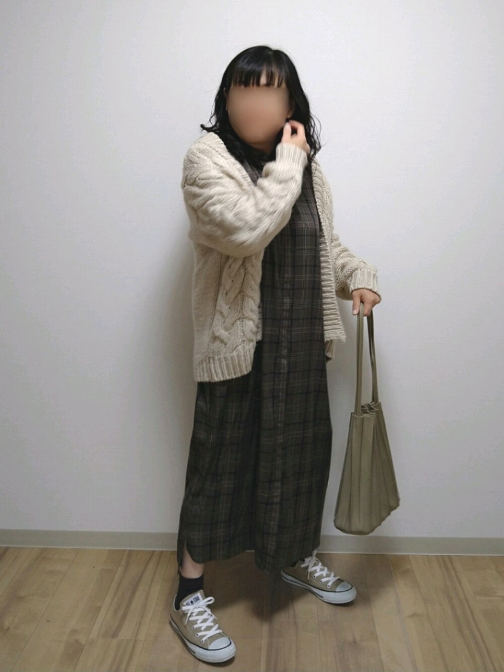 「チェック、カーディガン、スニーカー、コンバース、トートバッグ、ワンピース、秋のコーデ、converse、ローゲージニット、休日スタイル、シャツワンピ、ロングワンピース、プリーツバッグ、チェック柄に恋してる、カヌレバッグ」｜「CONVERSEの＜CONVERSE（コンバース）＞∴ALL STAR LOW オールスター スニーカー（スニーカー、ベージュ系）」を使った、mochaさん（レディース・155cm）の秋コーディネートの1枚目の写真