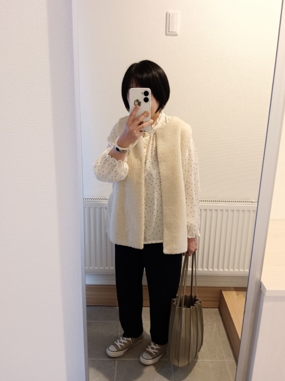 「休日スタイル、秋っぽコーデ更新中、プチプラ、ゆるコーデ、ベスト、ボア、ブラウス、ドット、キャンディスリーブ、フリル、テーパードパンツ、カヌレバッグ、スニーカー、converse、オールスター」｜「rpsのプチハイネック多釦ブラウス（シャツ/ブラウス、ホワイト系）」を使った、mochaさん（レディース・155cm）の秋コーディネートの1枚目の写真
