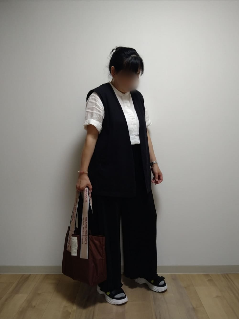 「休日スタイル、レイヤードスタイル、プチプラ、夏コーデ、ジレ、ベスト、リネン、シャツ、バンドカラーシャツ、プリーツパンツ、トートバッグ、シアタープロダクツ(THEATRE PRODUCTS)、スポーツサンダル、厚底シューズ、GU」｜「AMERICAN HOLICのリネンブレンドジレベスト（ベスト、ブラック系）」を使った、mochaさん（レディース・155cm）の夏コーディネートの1枚目の写真