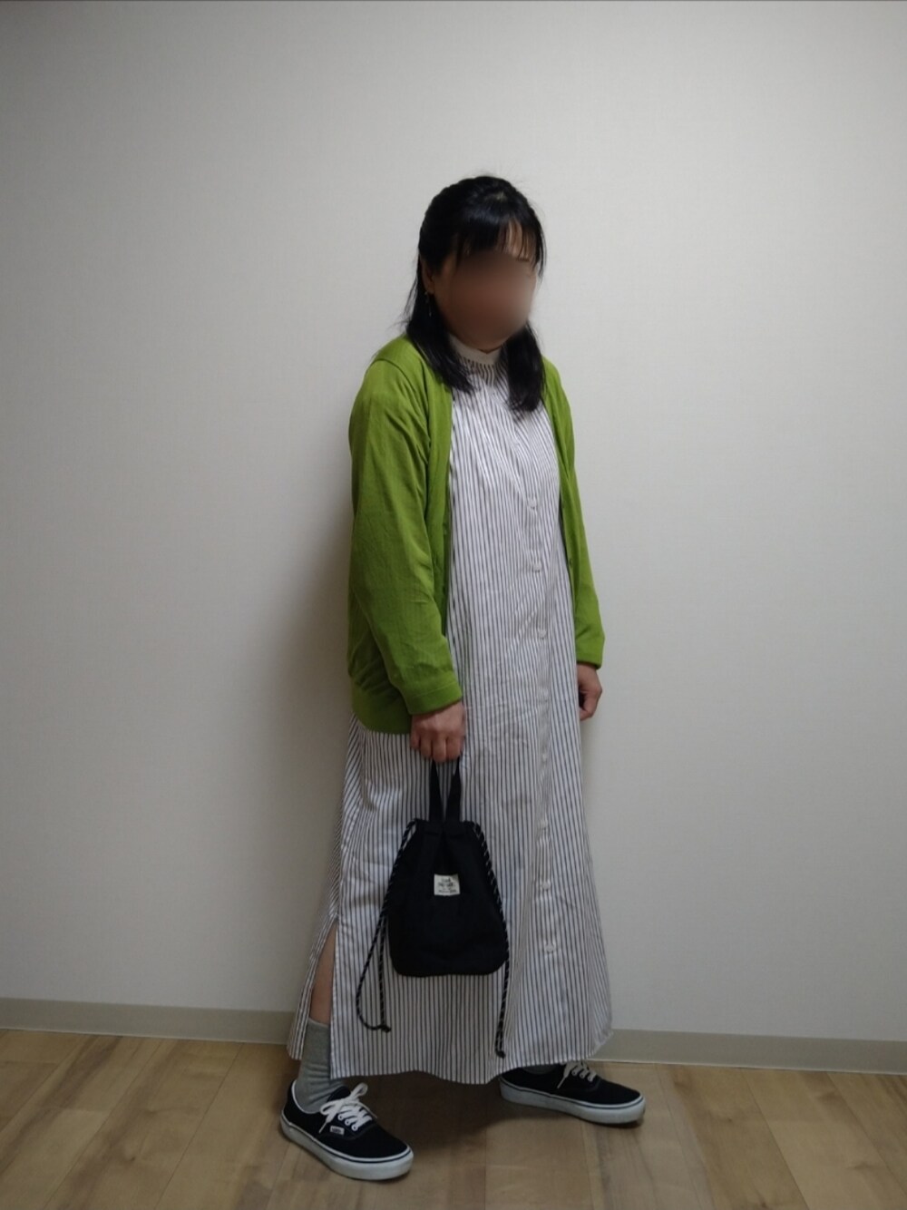 「休日スタイル、ゆるコーデ、春色、春コーデ、プチプラ、シャツワンピ、ワンピース、ストライプ、GU、カーディガン、UNIQLO、巾着バッグ、coen、スニーカー、VANS」｜「GUのストライプシャツワンピース（シャツワンピース、ホワイト系）」を使った、mochaさん（レディース・155cm）の春コーディネートの1枚目の写真