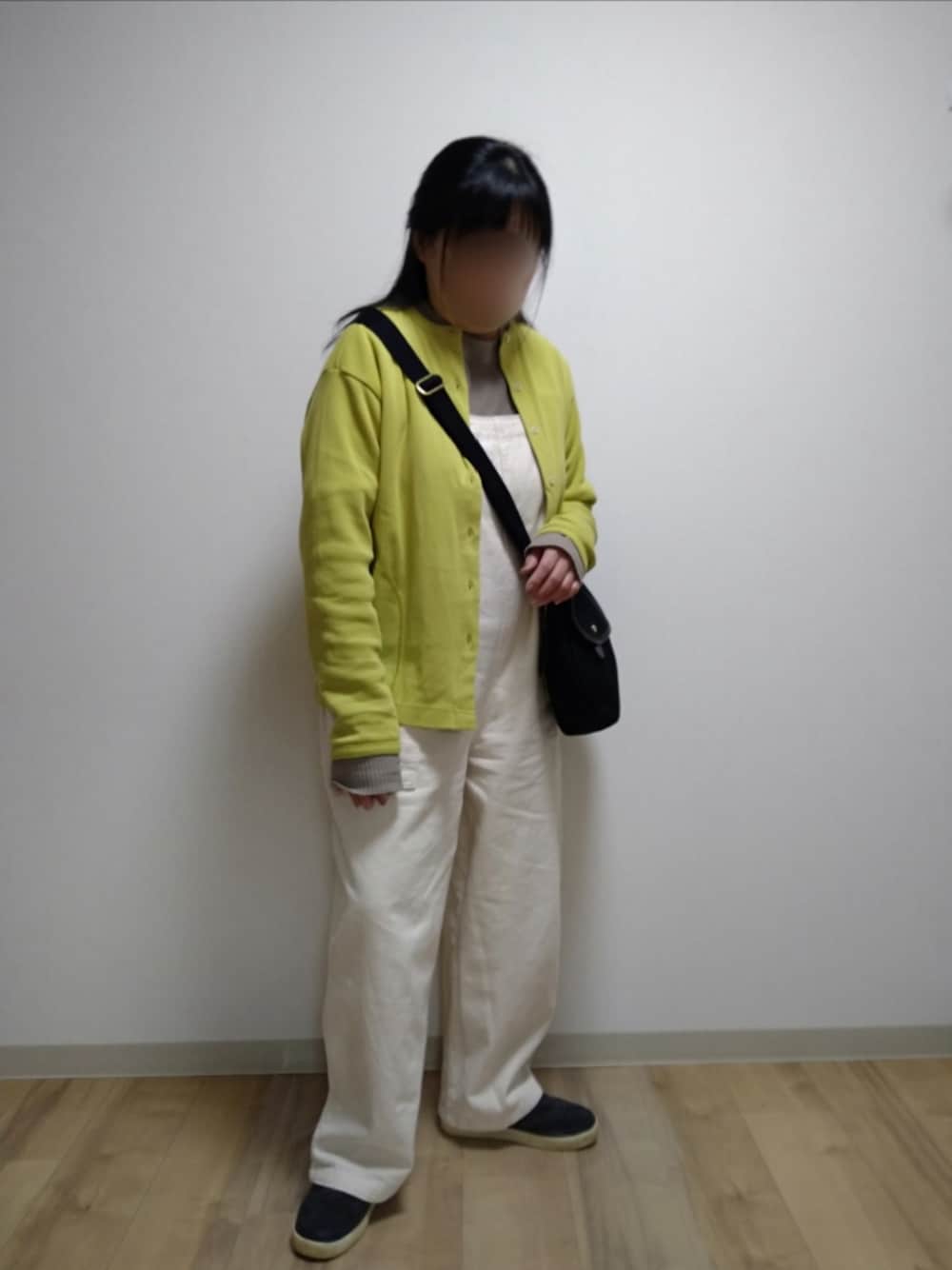 「休日スタイル、春コーデ、プチプラ、オーバーオール、グレンチェック、サロペット、しまむら、ステンカラーコート、カーディガン、ワッフルクルーネックＴ、ロンT、ショルダーバッグ、BRADY、スニーカー、スリッポン」｜「niko and...のウーリーテックステンロングコート（ステンカラーコート、グレー系）」を使った、mochaさん（レディース・155cm）の春コーディネートの1枚目の写真