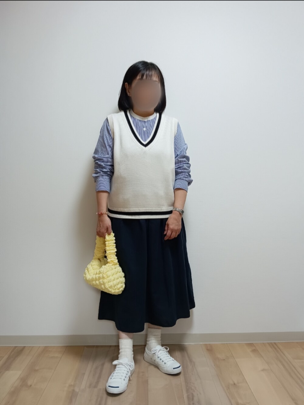 「休日スタイル、秋コーデ、プチプラ、レイヤードスタイル、ベスト、チルデンニット、シャツスタイル、バンドカラーシャツ、ストライプ、ギャザースカート、リネン、ワンハンドルバッグ、スニーカー、converse、ジャックパーセル」｜「GUのチルデンセーター（ノースリーブ）（ベスト、ホワイト系）」を使った、mochaさん（レディース・155cm）の秋コーディネートの1枚目の写真