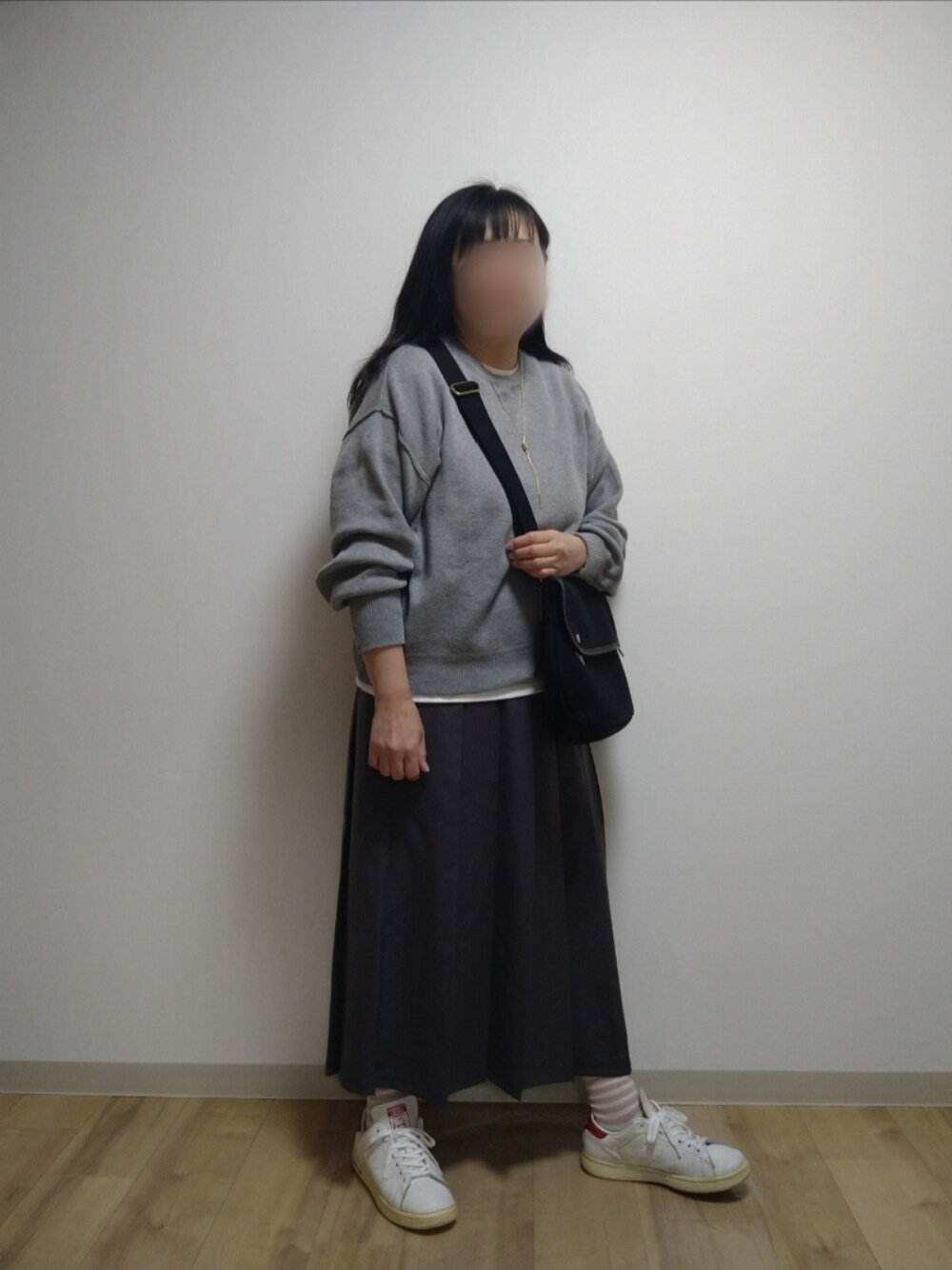 「春のNewスタイル、休日スタイル、シンプルコーデ、ハンティングジャケット、ニット、リブT、プリーツスカート、ネックレス、GU、ショルダーバッグ、BRADY、ボーダーソックス、スニーカー、adidas、スタンスミス」｜「BONLECILLのラグランスリーブ 襟コーデュロイ オーバーハンティングジャケット（その他アウター、ブルー系）」を使った、mochaさん（レディース・155cm）の春コーディネートの1枚目の写真