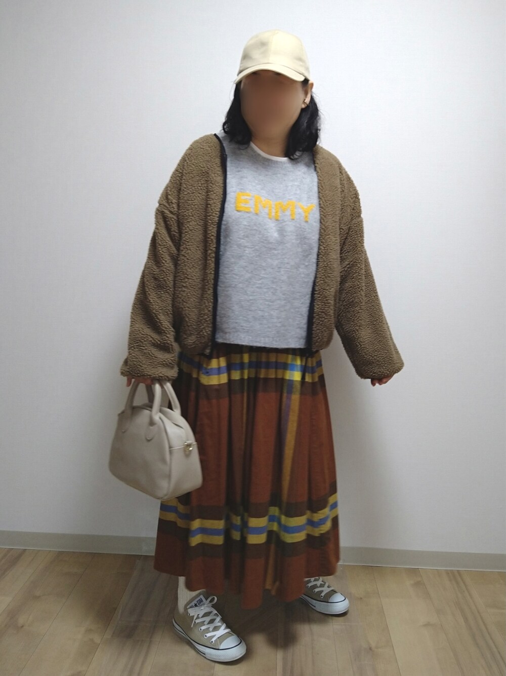 「休日スタイル、あったかコーデ、キャップ、ブルゾン、ボアジャケット、チェック、ロングスカート、ロゴニット、プルオーバー、スニーカー、converse、ショルダーバッグ、ボストンバッグ、しまむら、3coins」｜「しまむらのボストン2WAYショルダーバッグ（ボストンバッグ、ホワイト系）」を使った、mochaさん（レディース・155cm）の冬コーディネートの1枚目の写真