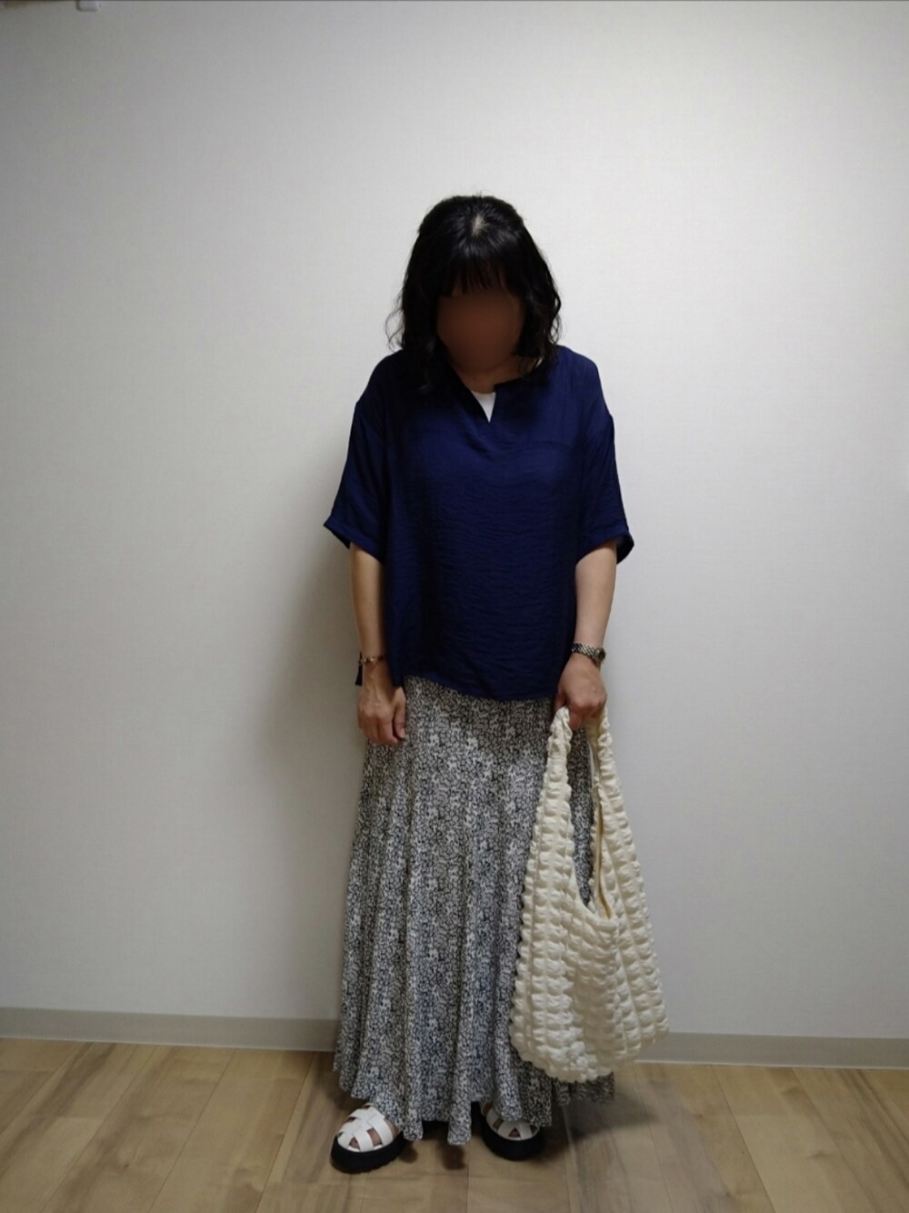 「アツいコーデ全部見せ、夏コーデ、プルオーバー、ブラウス、サテン、マキシスカート、フレアスカート、花柄、ショルダーバッグ、ポコポコ、グルカサンダル、GU、threeppy、シンプル、プチプラ」｜「INTER FACTORYのINTER FACTORY フレアロングスカート（スカート、ホワイト系）」を使った、mochaさん（レディース・155cm）の夏コーディネートの1枚目の写真