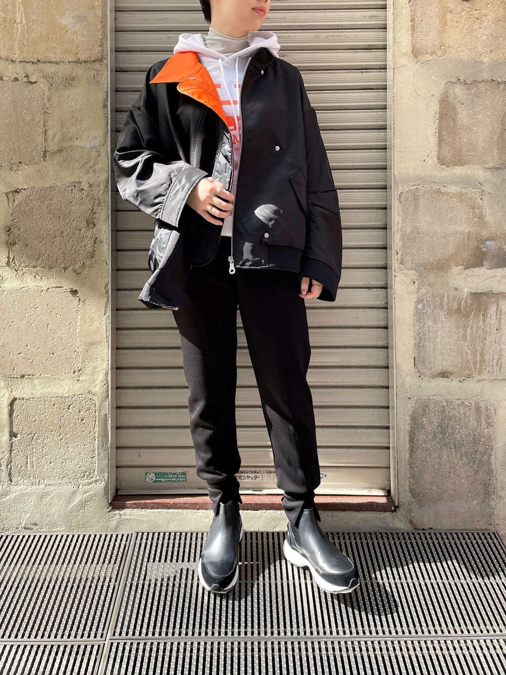 「B2nd、秋のコーデ、パーカー、パンツスタイル、プリント、MA-1、スリットパンツ、秋服、ブラック、秋」｜「DROIT BELLOのDROIT BELLO（ドロイトベロ）ライトダンボールジョガーパンツ（その他パンツ、ブラック系）」を使った、T.yukikoさん（レディース・156cm）の秋コーディネートの1枚目の写真