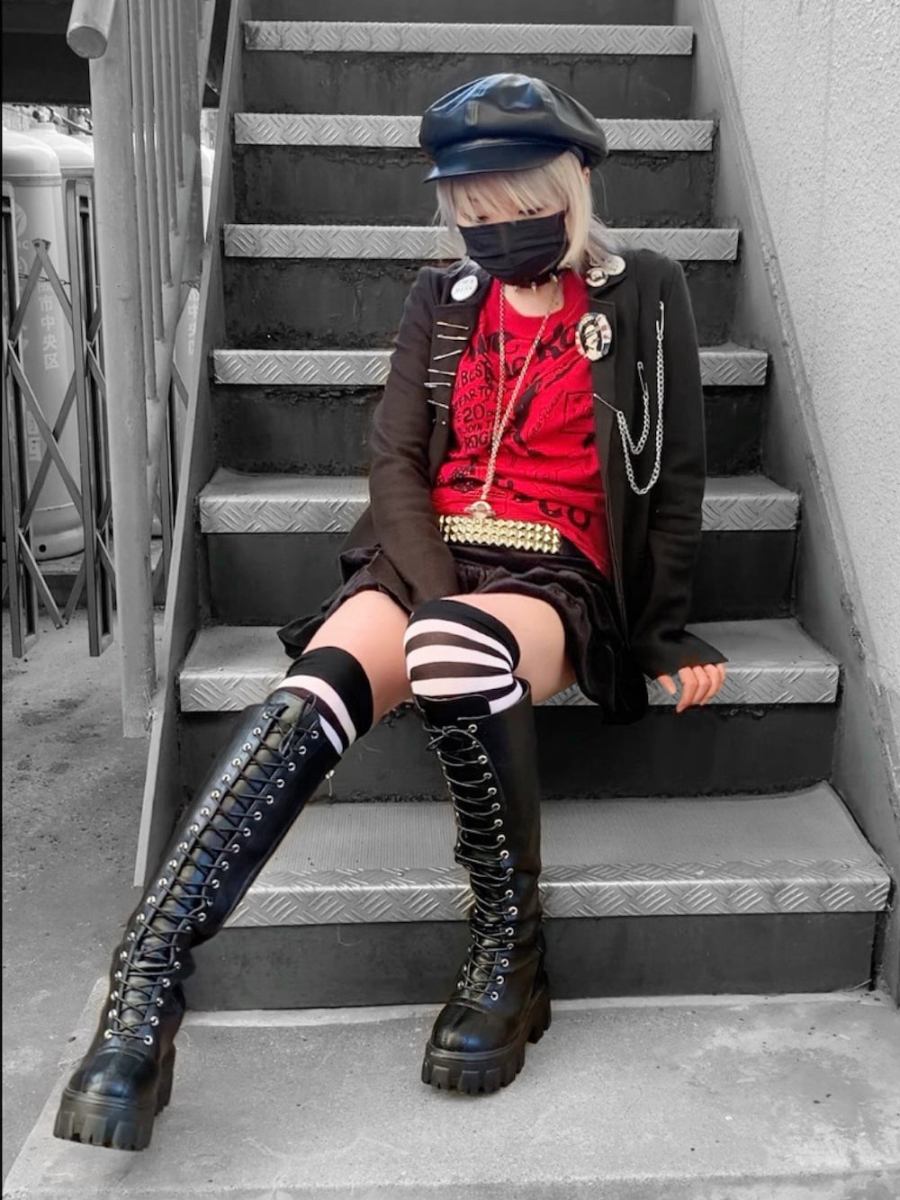 「赤黒、リメイク、安全ピン、キャスケット、ニーハイソックス、レースアップブーツ、スタッズベルト、フリルスカート、派手髪、地雷、Vivienne Westwood、パンク、punk、rock」｜「WEGOのWEGO/ボリュームキャスケット（キャスケット、ブラック系）」を使った、来来さん（レディース・153cm）の冬コーディネートの1枚目の写真
