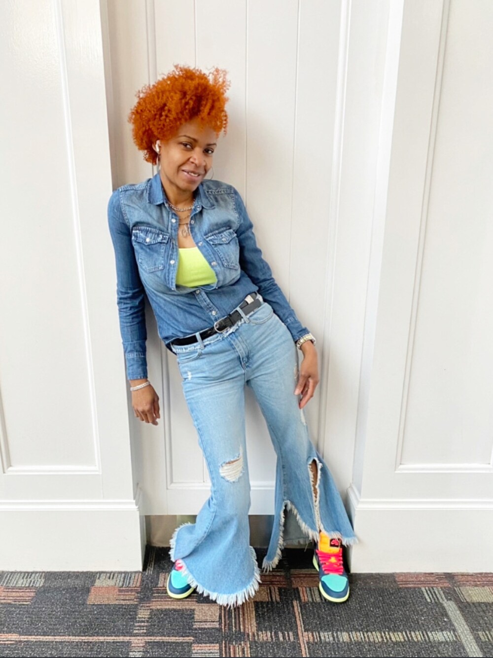 「denim、kicks、STYLE、outfitoftheday、ootd、outfit、neon、fashion blogger、stylish、jeans」｜「NIKEのアイテム（スニーカー、その他）」を使った、Fonda Johnsonさん（レディース・163cm）の春コーディネートの1枚目の写真