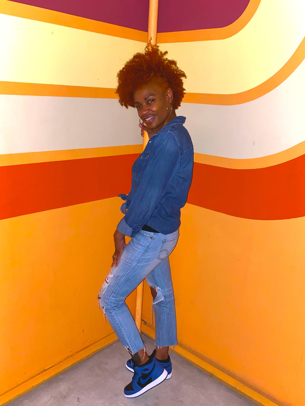 ブルー系のデニムパンツを着用したレディースの春コーディネートの1枚目の写真