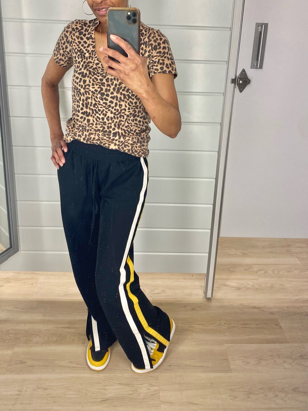 「NIKE、ootd、summer、outfit、fashion、STYLE、lookbook、fashionista、animal print、sweatpants」｜「NIKEのアイテム（スニーカー、ブラック系）」を使った、Fonda Johnsonさん（レディース・163cm）の春コーディネートの1枚目の写真