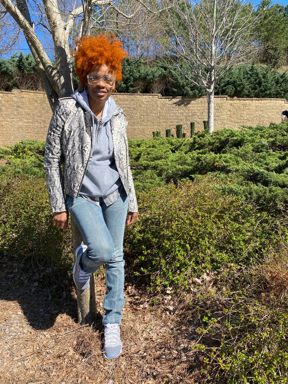 「kicks、pattern、outfit、ootd、stylish、NIKE、grey、fashion、STYLE、lookbook」｜「NIKEのアイテム（スニーカー、グレー系）」を使った、Fonda Johnsonさん（レディース・163cm）の春コーディネートの1枚目の写真