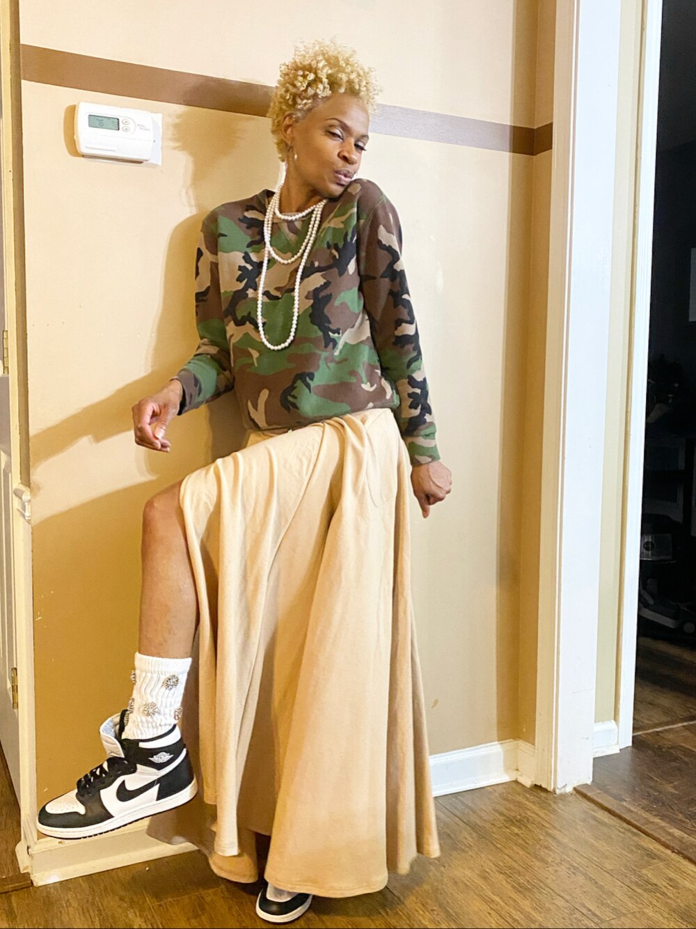 「camouflage、NIKE、outfit、skirt、STYLE、jordan1、fashion、fashion blogger、sweatshirt、ootd」｜「NIKEのアイテム（スニーカー、ブラック系）」を使った、Fonda Johnsonさん（レディース・163cm）の春コーディネートの1枚目の写真