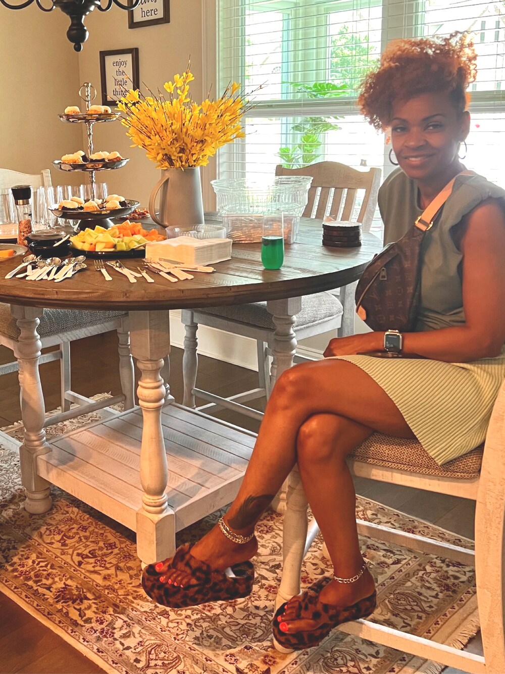 「summer、green、outfit、fashion、skirt、LouisVuitton、STYLE、ootd、fashionista、CHEETAH」｜「Appleのアイテム（デジタル腕時計、シルバー系）」を使った、Fonda Johnsonさん（レディース・163cm）の夏コーディネートの1枚目の写真