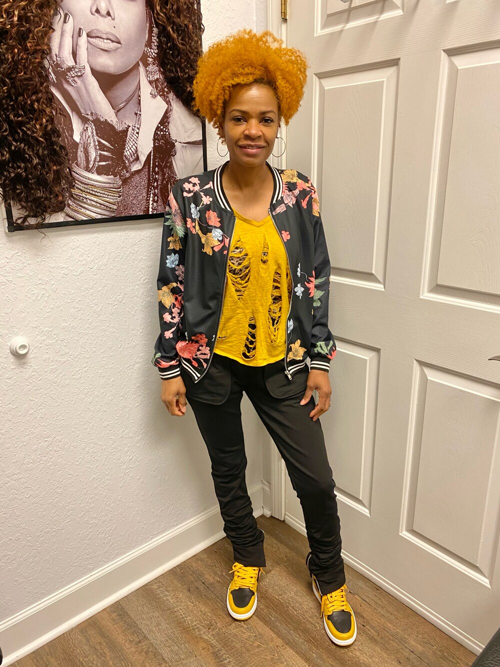 「NIKE、styling、floral、blackandgold、outfit、mustard、stylish、look、fashionblogger、fall」｜「NIKEのアイテム（スニーカー、ゴールド系）」を使った、Fonda Johnsonさん（レディース・163cm）の秋コーディネートの1枚目の写真