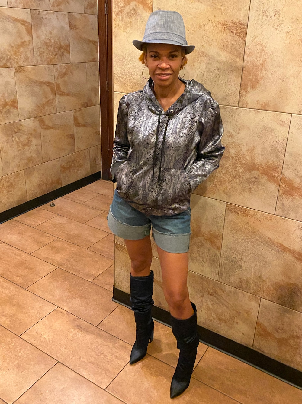 ブルー系のブーツを着用したレディースの秋コーディネートの1枚目の写真