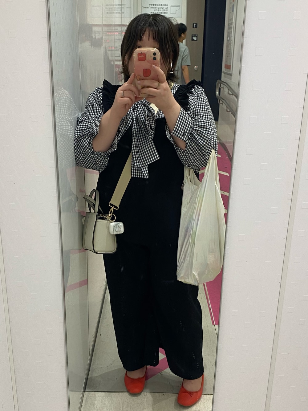 「でぶ、デブでもオシャレしたい、ぽっちゃり、ぽっちゃりコーデ、大きいサイズ、秋のコーデ、お出かけコーデ、サロペット、チェックシャツ、バレエシューズ」｜「Availのアイテム（シャツ/ブラウス、ブラック系）」を使った、えなじーさん（レディース・156cm）の秋コーディネートの1枚目の写真