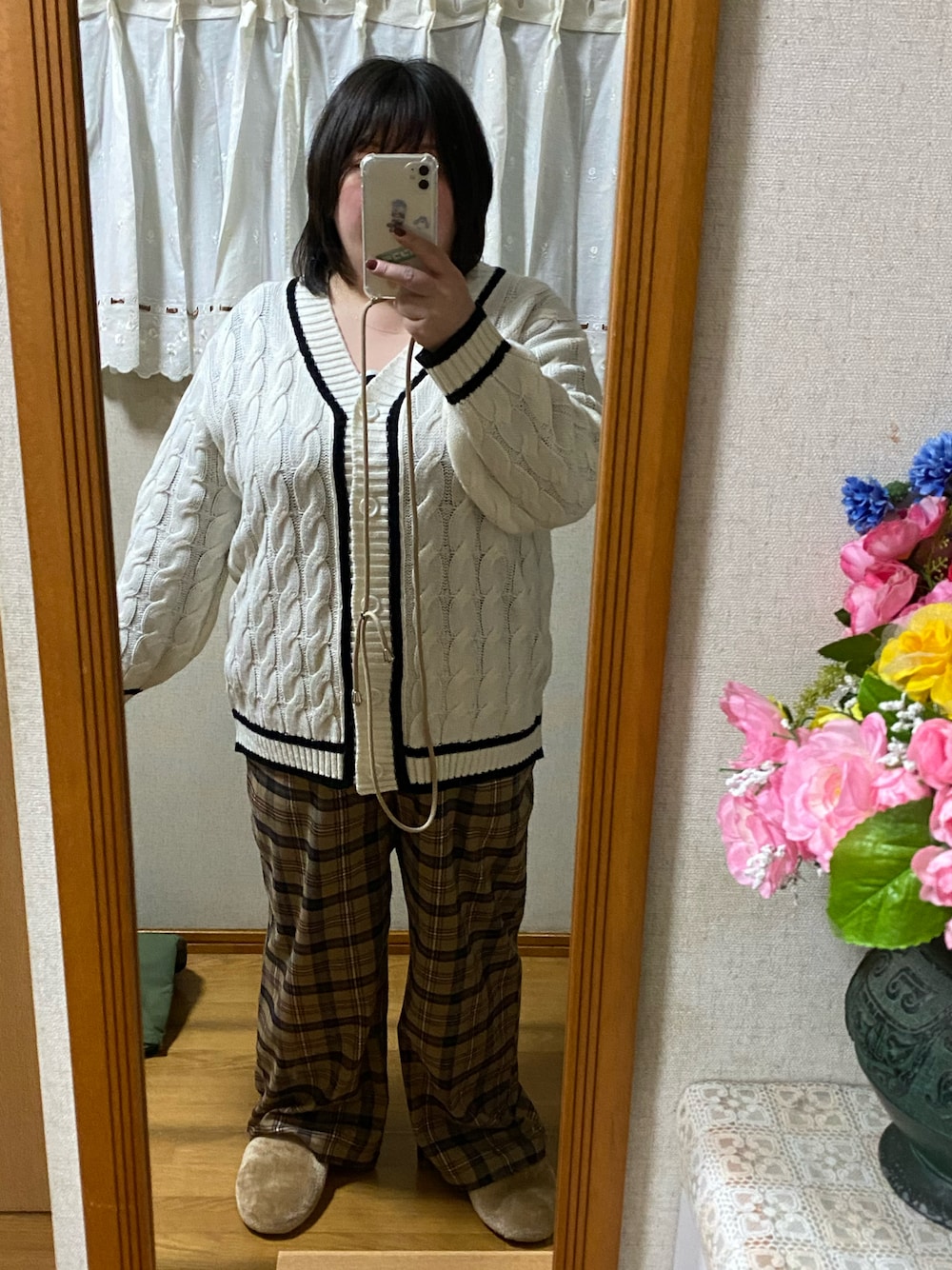 「でぶ、デブでもオシャレしたい、ぽっちゃり、ぽっちゃりコーデ、大きいサイズ、カーディガン、チェックパンツ」｜「Portのパラコード付き クリア iPhoneケース ( iPhone 7 / 8 / SE2 / 12 / 12mini / 12pro / 12proMAX / 13 / 13pro 対応) / クリアケース / アイフォンケース（スマホケース/カバー、ベージュ系）」を使った、えなじーさん（レディース・156cm）の冬コーディネートの1枚目の写真
