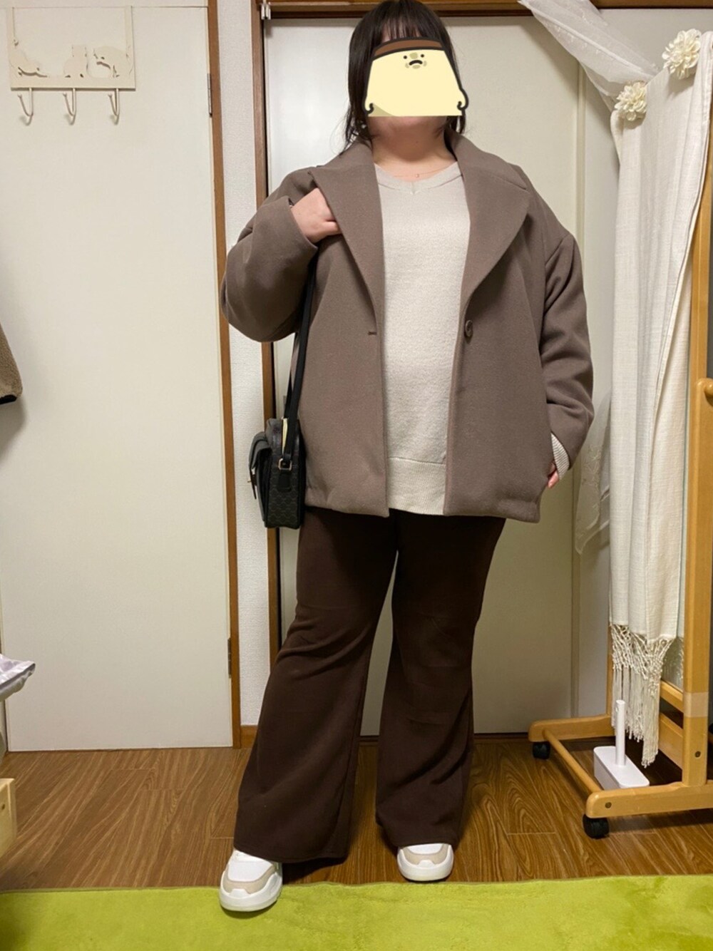 「でぶ、デブでもオシャレしたい、ぽっちゃり、ぽっちゃりコーデ、大きいサイズ、セーター、フレアパンツ、白スニーカー」｜「パシオスのアイテム（ショルダーバッグ、ブラック系）」を使った、えなじーさん（レディース・156cm）の冬コーディネートの1枚目の写真