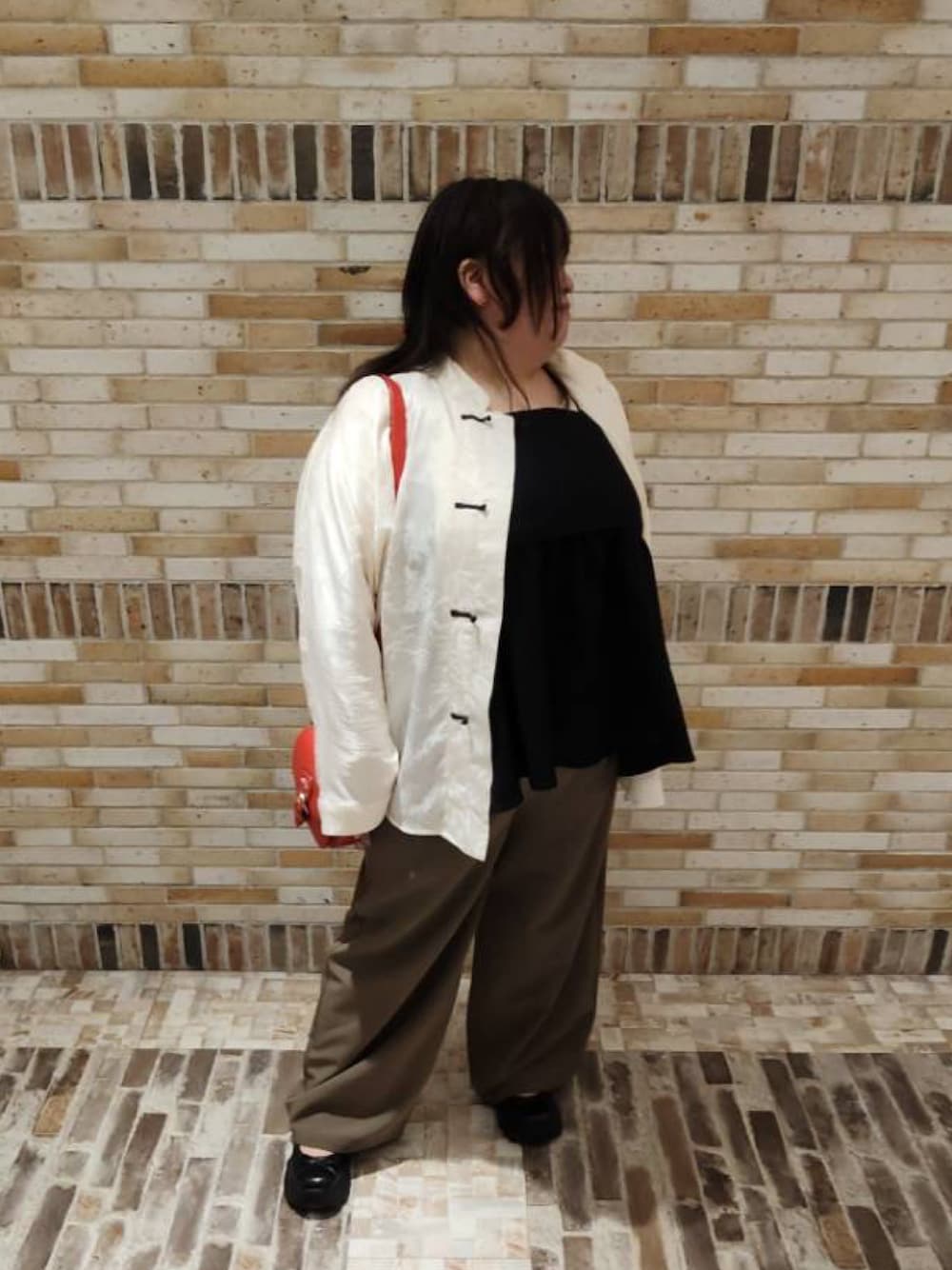 「でぶ、デブでもオシャレしたい、ぽっちゃり、ぽっちゃりコーデ、大きいサイズレディースファッション、チャイナシャツ、フレアパンツ、キャミソール」｜「AXES-Xのドラゴンジャカードチャイナシャツ（シャツ/ブラウス、ホワイト系）」を使った、えなじーさん（骨格ストレート・レディース・156cm）の夏コーディネートの1枚目の写真