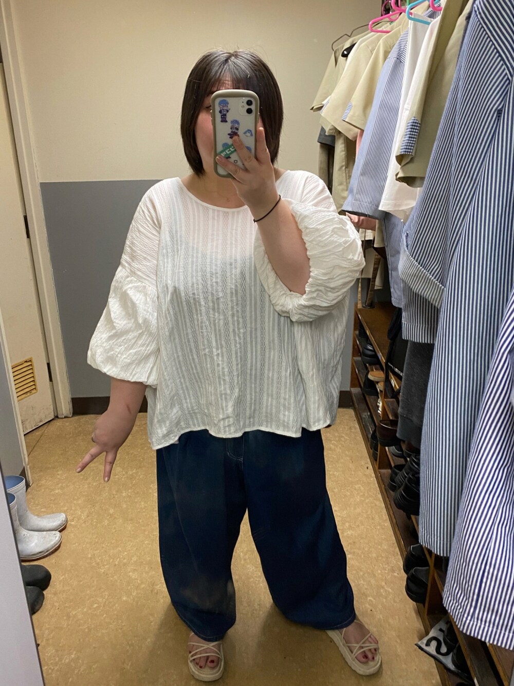 「ぽっちゃり、でぶ、大きいサイズ、ぽっちゃりコーデ、デブでもオシャレしたい、ラブアンドピース2021、ワイドデニム」｜「Crisp yoursの【WEB限定】2wayバルーンギャザーブラウス（シャツ/ブラウス、ホワイト系）」を使った、えなじーさん（レディース・156cm）の秋コーディネートの1枚目の写真