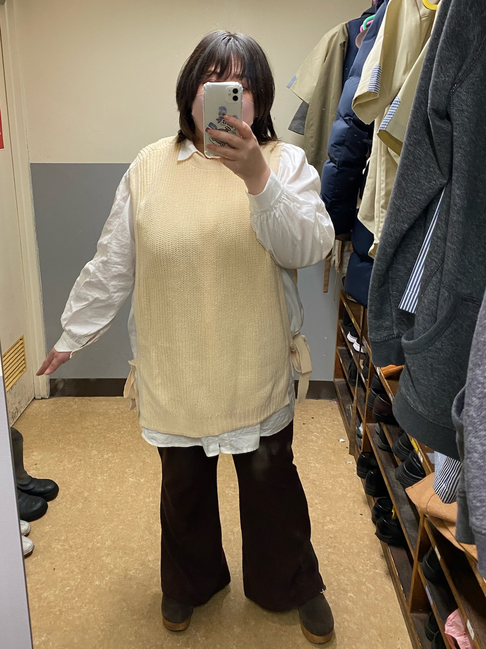 「でぶ、デブでもオシャレしたい、ぽっちゃり、ぽっちゃりコーデ、大きいサイズ、ロングベスト、フレアパンツ、白シャツ」｜「しまむらのアイテム（ベスト、ホワイト系）」を使った、えなじーさん（レディース・156cm）の冬コーディネートの1枚目の写真