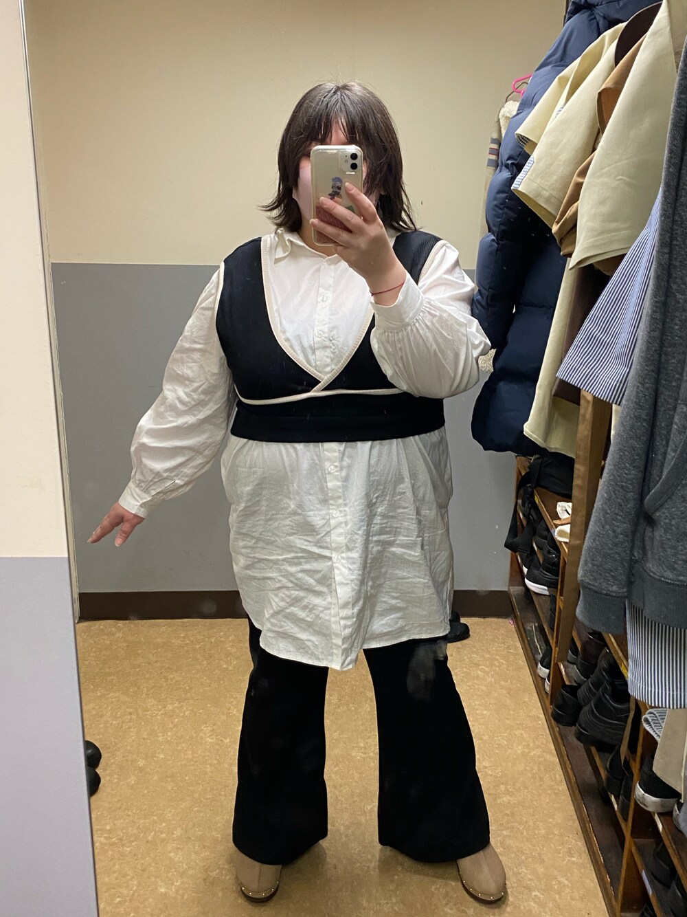 「でぶ、デブでもオシャレしたい、ぽっちゃり、ぽっちゃりコーデ、白シャツ、フレアパンツ、サボ」｜「w closetのスタッズサボ（サンダル、ベージュ系）」を使った、えなじーさん（レディース・156cm）の冬コーディネートの1枚目の写真