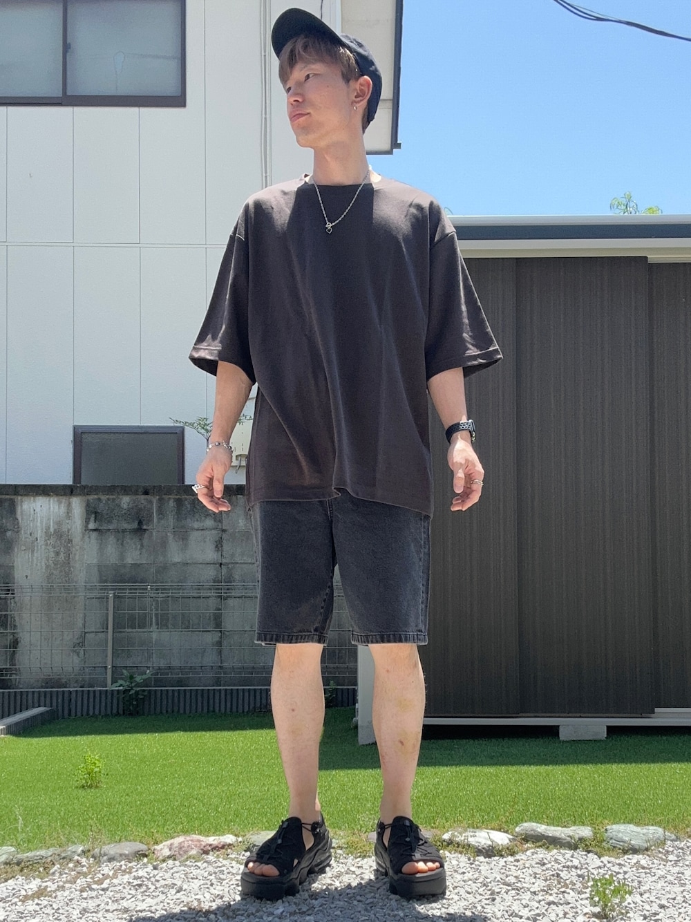 「UNIQLO、UNIQLO U、GU、NIKE、ユニクロ、キャップ、Tシャツ、ハーフパンツ、厚底サンダル、夏コーデ、ワントーンコーデ、シンプルコーデ、カジュアルコーデ、オーバーサイズ、ブラック」｜「UNIQLOのエアリズムコットンオーバーサイズクルーネックT（ボーダー）（Tシャツ/カットソー、ブラック系）」を使った、おたけさん（メンズ・175cm）の夏コーディネートの1枚目の写真
