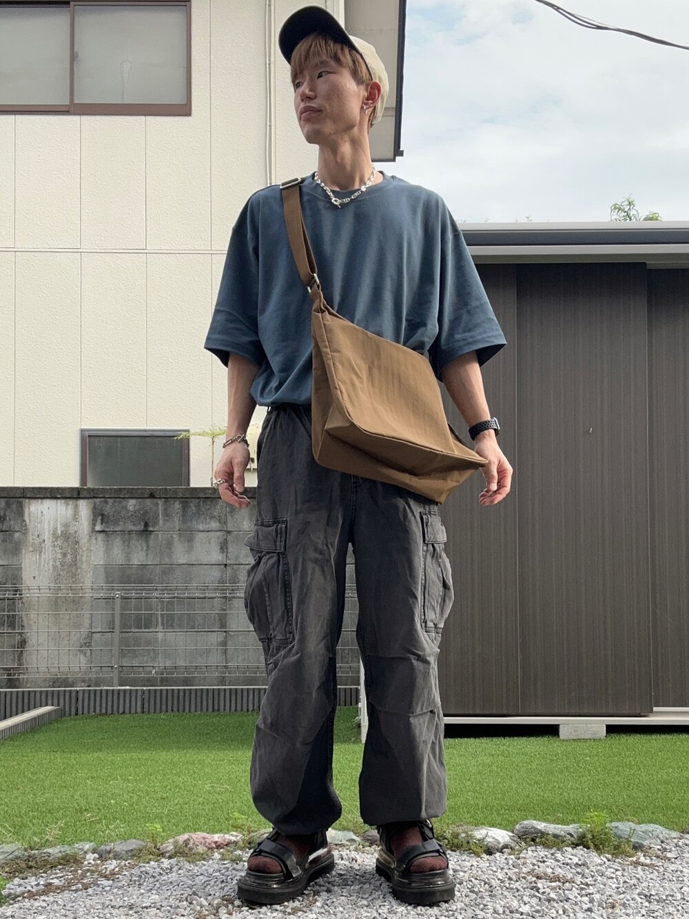 「GU、UNIQLO、HARE、キャップ、Tシャツ、デニムパンツ、カーゴパンツ、ショルダーバッグ、厚底サンダル、タックイン、オーバーサイズ、休日スタイル、大人カジュアル、夏コーデ、WEARyouthコーデ」｜「UNIQLOのエアリズムコットンオーバーサイズTシャツ（Tシャツ/カットソー、ブルー系）」を使った、おたけさん（メンズ・175cm）の夏コーディネートの1枚目の写真