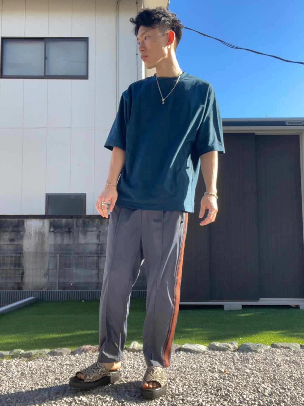 「ootd、UNIQLO、GU、RAGEBLUE、ユニクロ、ジーユー、レイジブルー、ブルーコーデ、カジュアルコーデ、休日スタイル、ブルー、くすみカラー、Tシャツ、トラックパンツ、パイソン柄」｜「UNIQLOのエアリズムコットンオーバーサイズTシャツ（5分袖）（Tシャツ/カットソー、ブルー系）」を使った、おたけさん（メンズ・174cm）の秋コーディネートの1枚目の写真