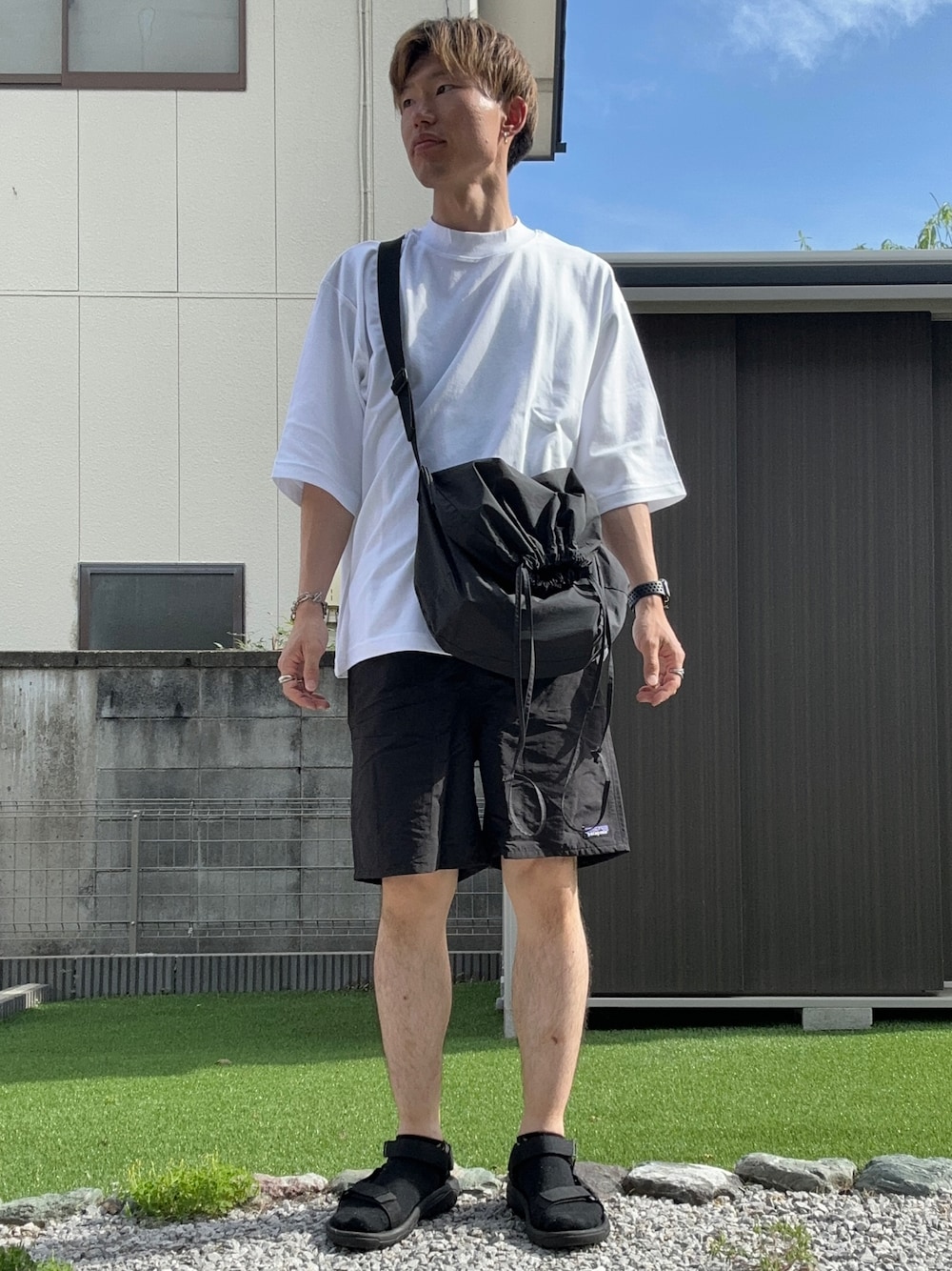 「UNIQLO、UNIQLO U、patagonia、teva、ユニクロ、パタゴニア、夏コーデ、カジュアルコーデ、休日スタイル、プチプラ、モノトーン、ショートパンツ、ハーフパンツ、ショルダーバッグ、スポーツサンダル」｜「UNIQLOのエアリズムコットンオーバーサイズモックネックT（Tシャツ/カットソー、ホワイト系）」を使った、おたけさん（メンズ・175cm）の春コーディネートの1枚目の写真