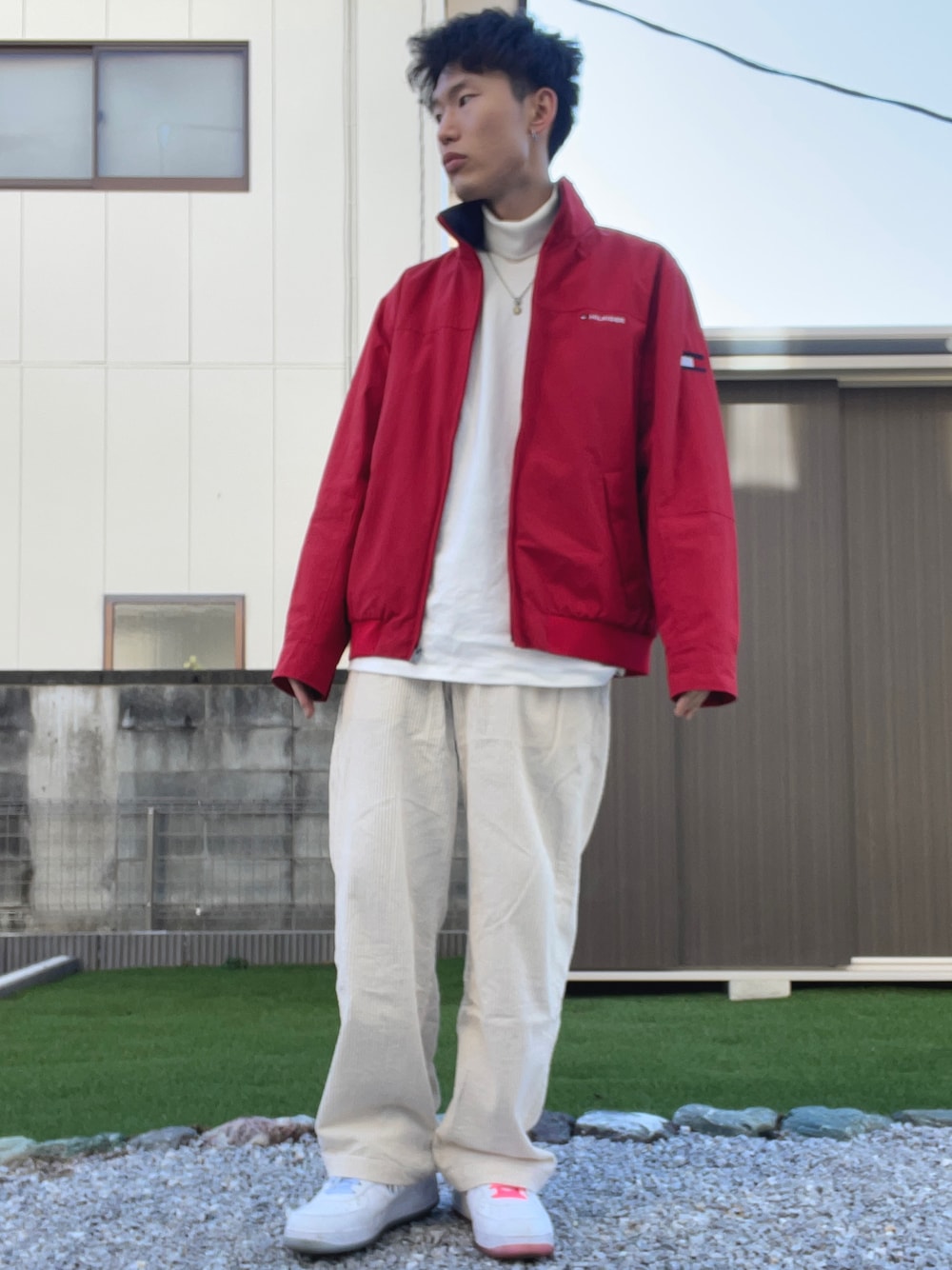 「ootd、TOMMY HILFIGER、UNIQLO、RAGEBLUE、NIKE、カジュアル、カジュアルコーデ、紅白コーデ、ナイロンジャケット、タートルネック、コーデュロイパンツ、エアフォースワン、白スニーカー、新年一発目、あけましておめでとうございます！」｜「UNIQLOのソフトタッチタートルネックT（長袖）（Tシャツ/カットソー、ホワイト系）」を使った、おたけさん（メンズ・175cm）の冬コーディネートの1枚目の写真