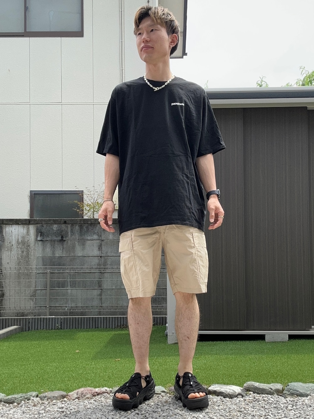 「patagonia、GU、HARE、NIKE、夏コーデ、オトナカジュアル、大人カジュアル、夏だ！Tシャツ着よう！、黒Tシャツ、Tシャツ、カーゴパンツ、ハーフパンツ、ショートパンツ、厚底サンダル、シルバーアクセサリー」｜「patagoniaのpatagonia / パタゴニア　P6 ロゴ レスポンシビリティー P6 LOGO RESPONSIBILI-TEE（Tシャツ/カットソー、ブラック系）」を使った、おたけさん（メンズ・175cm）の春コーディネートの1枚目の写真