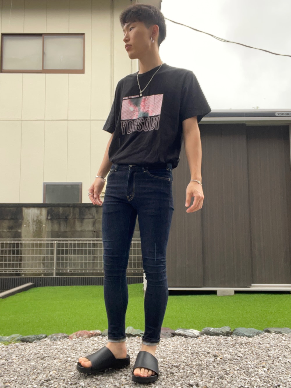 「ootd、UNIQLO、LIDnM、GU、UT、yoasobi、ユニクロ、リドム、タックイン、プリントT、黒Tシャツ、スキニー、スキニーデニム、サンダル、夏だ！Tシャツ着よう！」｜「UNIQLOのアイテム（Tシャツ/カットソー、ブラック系）」を使った、おたけさん（メンズ・174cm）の夏コーディネートの1枚目の写真