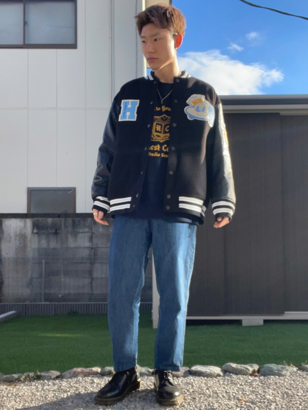 「ootd、GU、STUDIOSEVEN、Dr.Martens、ジーユー、ドクターマーチン、GUコーデ、カジュアルコーデ、休日スタイル、カジュアル、スタジャン、スウェット、シェフパンツ、デニムパンツ、ワイドデニム」｜「Dr. MartensのDr.Martens ドクターマーチン 1461Z 3EYE GIBSON SHOE 3ホール ギブソン シューズ 11838002 BLACK（ブーツ、ブラック系）」を使った、おたけさん（メンズ・175cm）の冬コーディネートの1枚目の写真