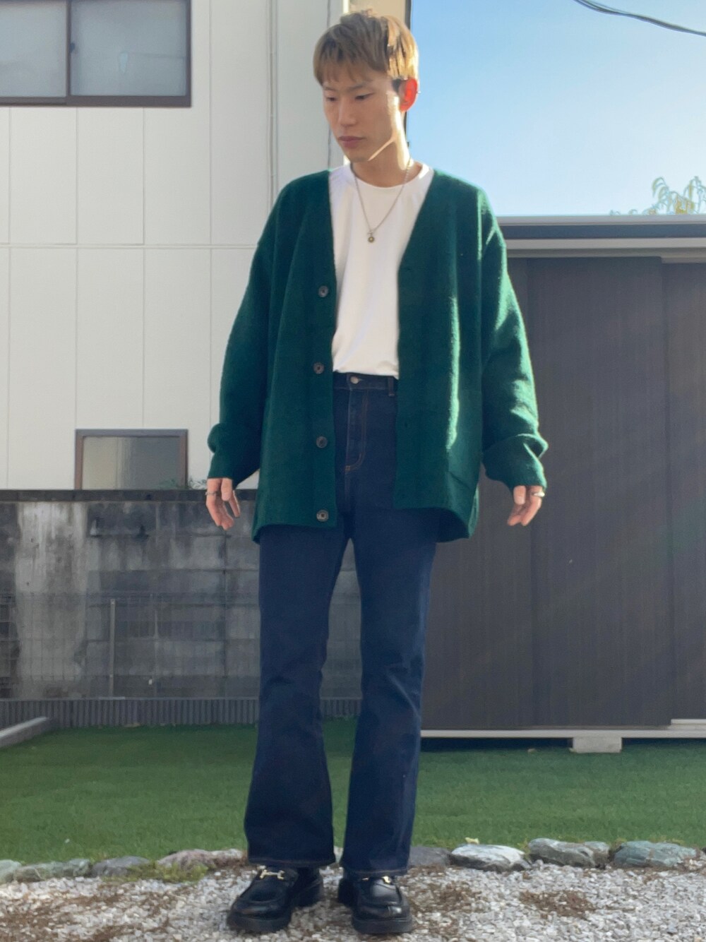 「GU、HARE、秋コーデ、シンプルコーデ、休日スタイル、きれいめカジュアル、大人カジュアル、プチプラ、グリーン、タックイン、カーディガン、フレアパンツ、ローファー、ビットローファー、WEARハロウィン2022」｜「GUのドライポンチビッグT〔5分袖〕（Tシャツ/カットソー、ホワイト系）」を使った、おたけさん（メンズ・175cm）の秋コーディネートの1枚目の写真