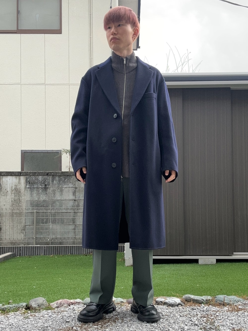 「GU、UNIQLO、UNIQLO+J、ユニクロ、ジーユー、コート、ドライバーズニット、バギーパンツ、スラックス、ローファー、冬コーデ、プチプラ、キレイめ、シンプルスタイル、休日コーデ」｜「UNIQLOのカシミヤブレンドオーバーサイズチェスターコート（チェスターコート、ブラック系）」を使った、おたけさん（メンズ・175cm）の冬コーディネートの1枚目の写真