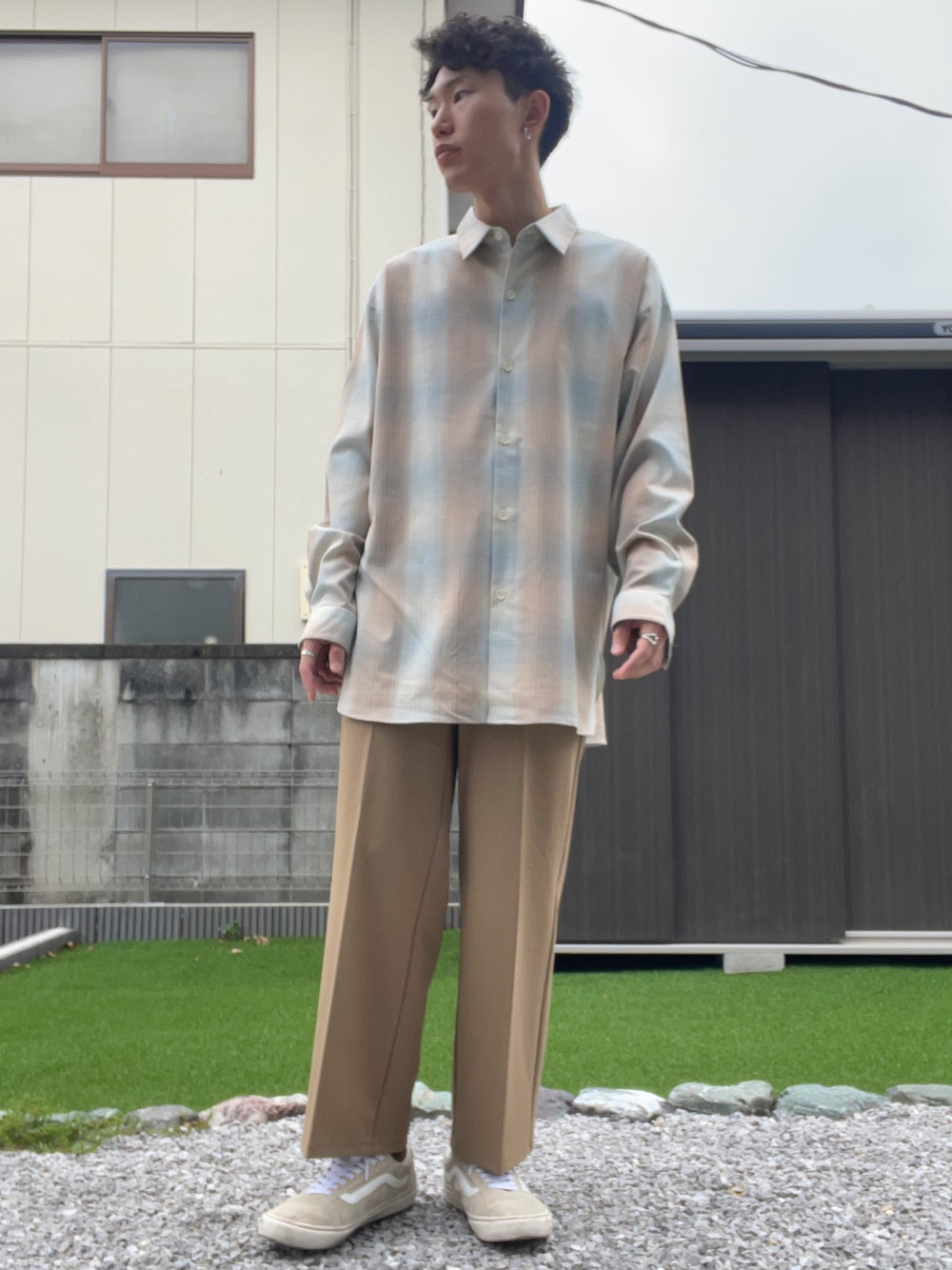 「ootd、GU、ジーユー、GUコーデ、ジーユーコーデ、ワントーンコーデ、秋のコーデ、全身GU、きれいめカジュアル、シャツスタイル、シャツ、ロングシャツ、チェックシャツ、オールドスクール、だから秋服が好き」｜「GUのカットソーカラースラックス（パンツ、その他）」を使った、おたけさん（メンズ・174cm）の秋コーディネートの1枚目の写真