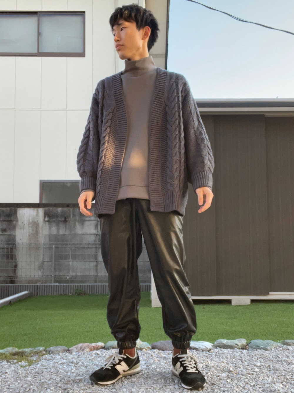 「GU、New Balance、ジーユー、ニューバランス、全身GU、GUコーデ、秋冬コーデ、ジーユーコーデ、チャンキーニット、カーディガン、タートルネック、レザーパンツ、スニーカー、ニューバランス996、wearhalloween2021」｜「GUのダブルフェイスビッグオフタートルネックプルオーバー（トップス、グレー系）」を使った、おたけさん（メンズ・174cm）の秋コーディネートの1枚目の写真