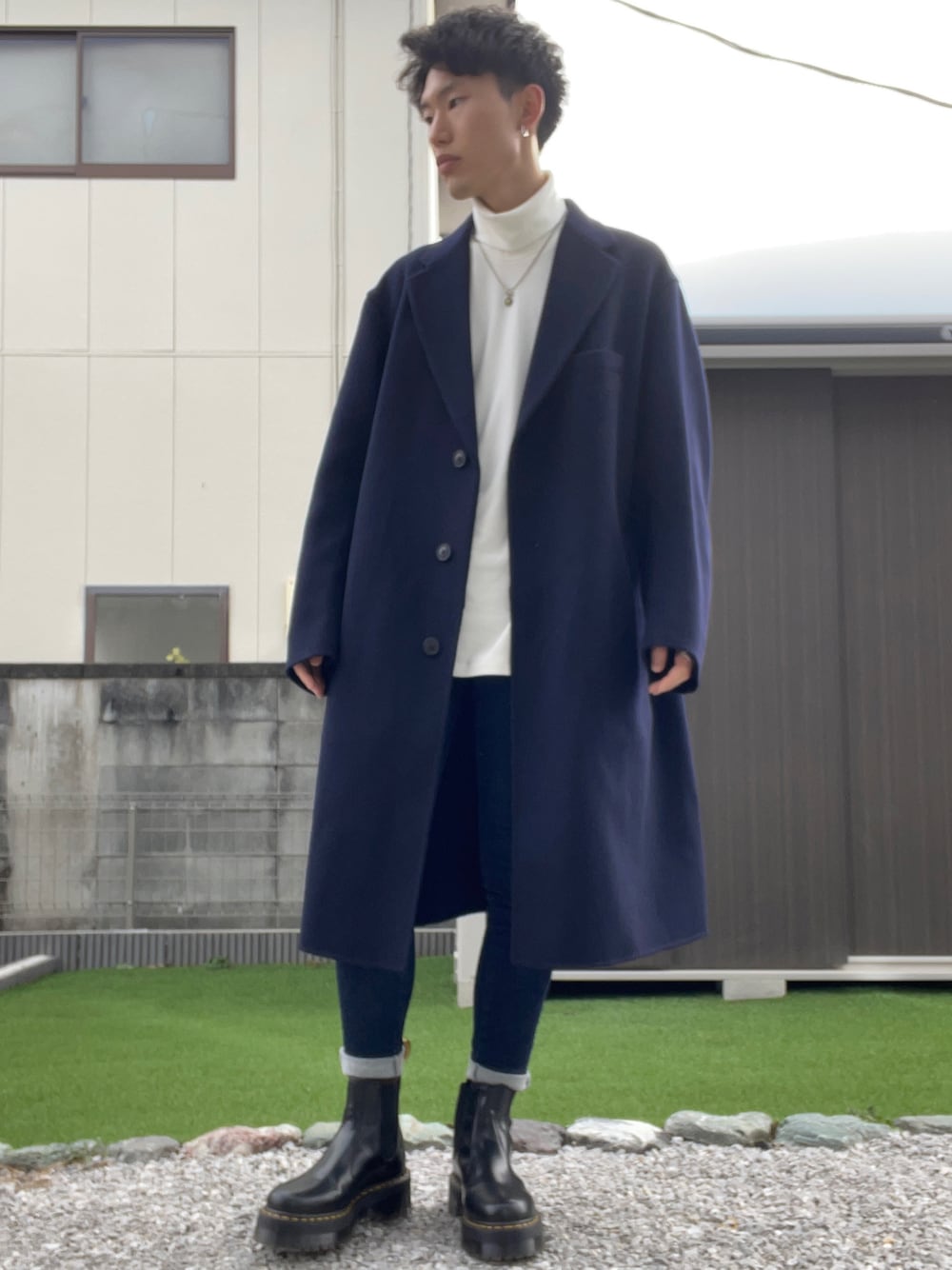 「UNIQLO、UNIQLO+J、+J、Dr.Martens、ユニクロ、ドクターマーチン、UNIQLOコーデ、ユニクロコーデ、冬コーデ、秋のコーデ、秋冬コーデ、コート、チェスターコート、スキニーデニム、マイベストコーデ2021」｜「UNIQLOのウルトラストレッチジーンズ（デニムパンツ、ブルー系）」を使った、おたけさん（メンズ・175cm）の冬コーディネートの1枚目の写真
