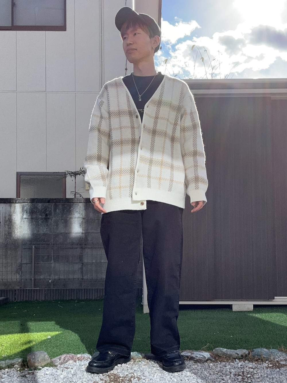 「GU、キャップ、カーディガン、ワイドパンツ、ワイドデニム、ローファー、ビットローファー、チェック、休日スタイル、カジュアル、シンプル、冬コーデ、秋冬コーデ、大人コーデ、新星WEARISTAにエントリー」｜「GUのブラッシュドヤーンカーディガン（カーディガン/ボレロ、ホワイト系）」を使った、おたけさん（メンズ・175cm）の冬コーディネートの1枚目の写真