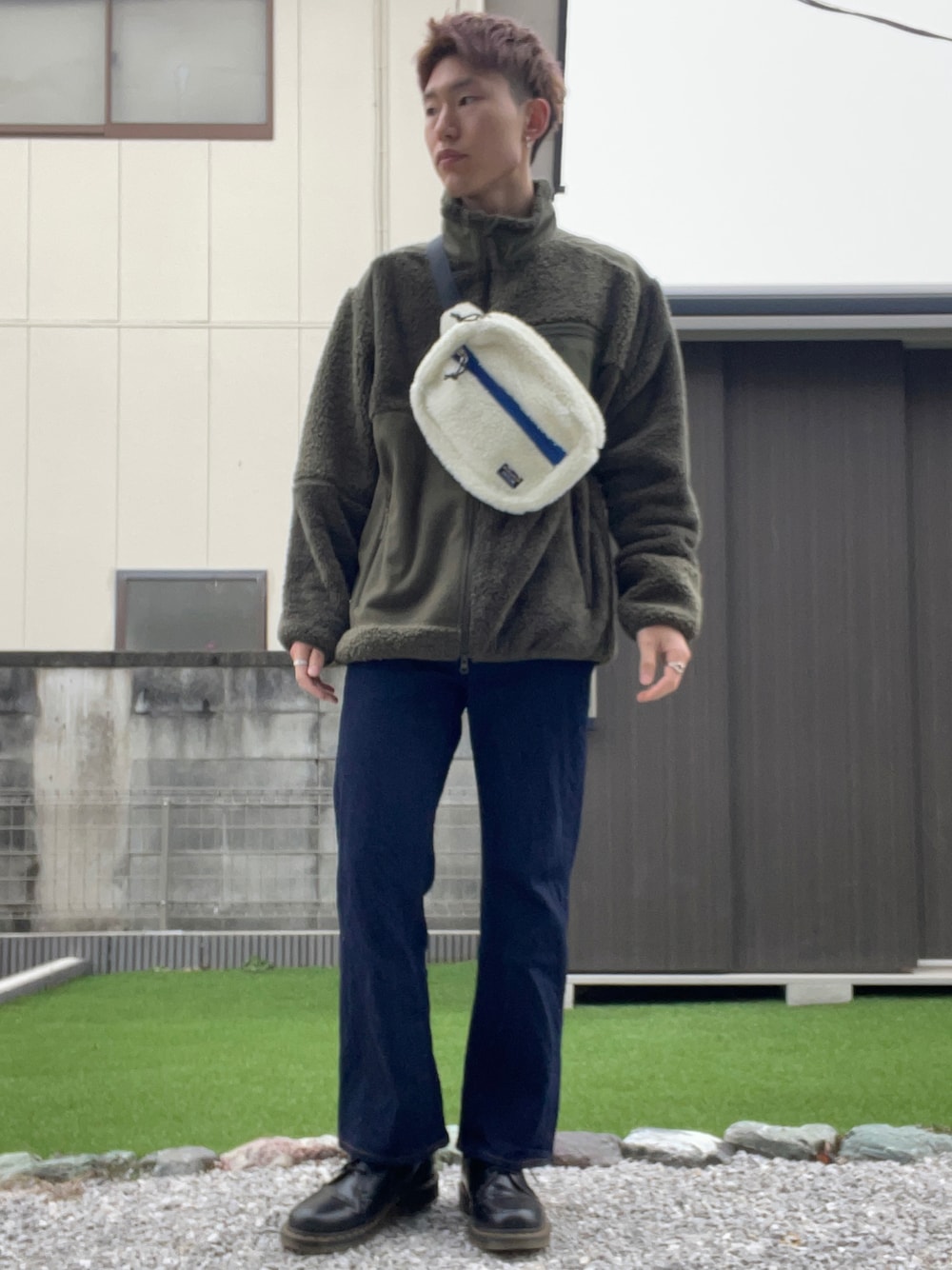 「UNIQLO、ENGINEERED GARMENTS、BAYFLOW(BAYFLOW)、Dr.Martens、ユニクロ、あったかコーデ、ユニクロコーデ、プチプラコーデ、冬コーデ、きれいめカジュアル、ボアジャケット、フリース、ウエストポーチ、ボアバッグ、フレアパンツ」｜「UNIQLOのフレアハイライズジーンズ（デニムパンツ、グレー系）」を使った、おたけさん（メンズ・175cm）の冬コーディネートの1枚目の写真