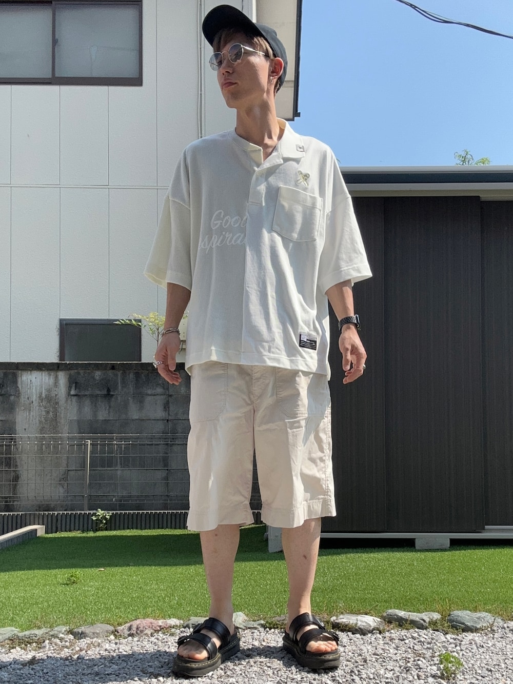 「GU、MIHARAYASUHIRO、GU×MIHARAYASUHIRO、UNIQLO、UNIQLO U、Dr.Martens、shein、ユニクロ、キャップ、サングラス、ハーフパンツ、ホワイト、夏コーデ、ホワイトコーデ、このスタイルがお気に入り」｜「GUのオーバーサイズT(5分袖)(切り替え)MY（トップス、その他）」を使った、おたけさん（メンズ・175cm）の夏コーディネートの1枚目の写真