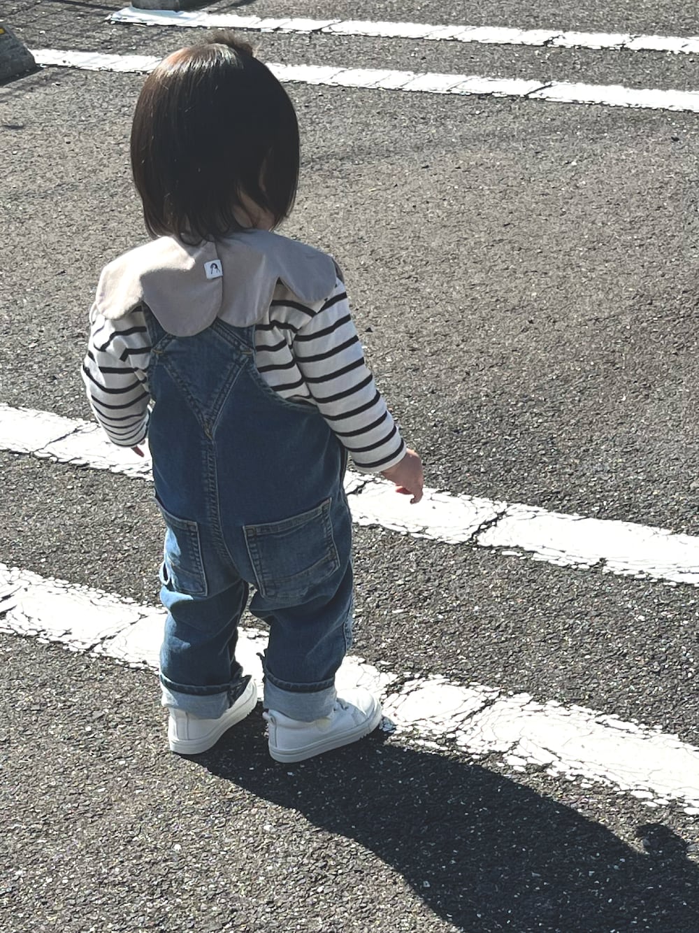 「キッズコーデ」｜「Birthdayのアイテム（Tシャツ/カットソー、ホワイト系）」を使った、nagiさん（キッズ・60cm）の春コーディネートの1枚目の写真