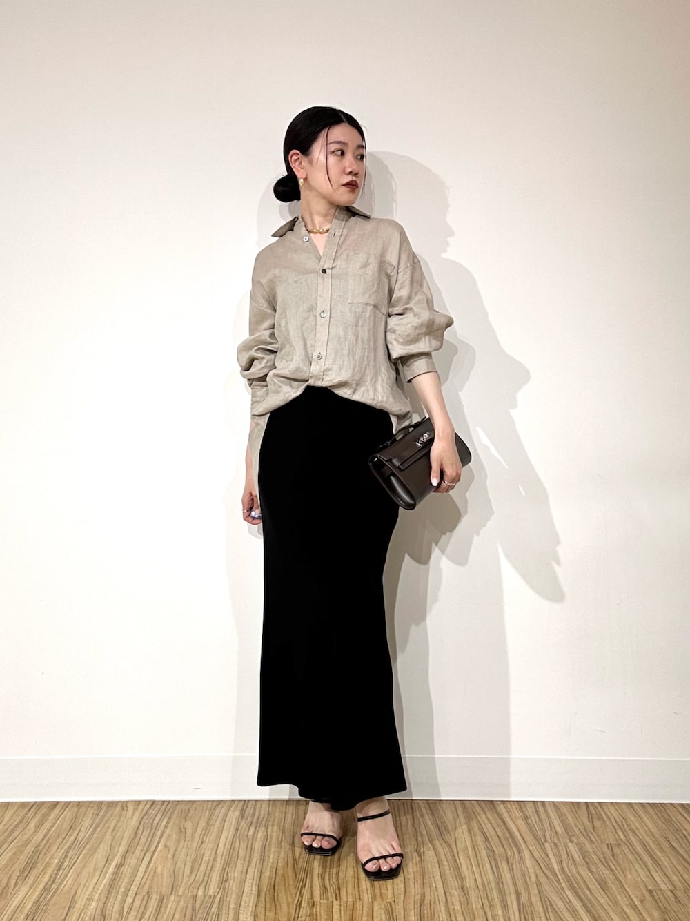 「最近のいい感じコーデ、シンプルスタイル、きれいめコーデ、モノトーンコーデ、春夏コーデ、お仕事コーデ、30代コーデ、シャツスタイル、リネン、リネンシャツ、チョーカー、whimgazette、ウィムガゼット、シャツコーデ」｜「Whim Gazetteのリネンキャンバスシャツ（シャツ/ブラウス、ベージュ系）」を使った、あさのさん（骨格ウェーブ・レディース・160cm）の春コーディネートの1枚目の写真