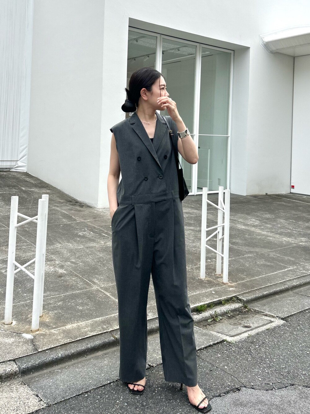 「きれいめカジュアル、お出かけコーデ、モノトーン、夏コーデ、ラクチンコーデ、パンツスタイル、シンプルコーデ、ワントーンコーデ、初夏コーデ、オトナ女子、シンプルスタイル、whimgazette、ウィムガゼット、オールインワン、キレイめ」｜「THE PAUSEの【THE PAUSE】テーラーカラーノースリーブジャンプスーツ（つなぎ/オールインワン、グレー系）」を使った、あさのさん（骨格ウェーブ・レディース・160cm）の春コーディネートの1枚目の写真