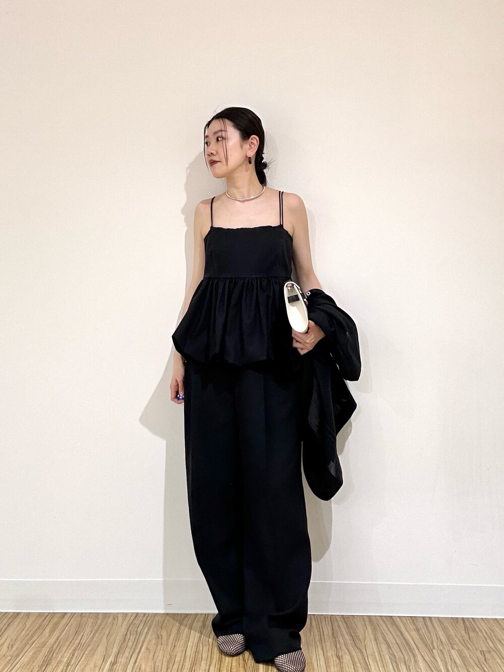 「おでかけコーデ、春服、きれいめコーディネート、春夏コーデ、大人女子、オトナ女子、ブラックコーデ、パンツスタイル、チョーカー、シンプルスタイル、モノトーン、シンプル、ウィムガゼット、whimgazette」｜「Whim Gazetteのバルーンキャミブラウス（シャツ/ブラウス、ブラック系）」を使った、あさのさん（骨格ウェーブ・レディース・160cm）の春コーディネートの1枚目の写真