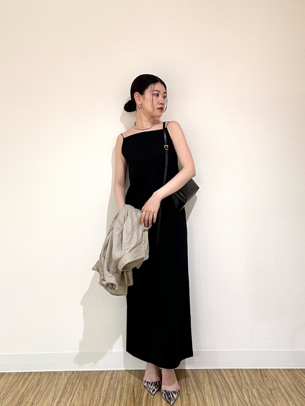 「きれいめカジュアル、休日スタイル、ワンピース、夏ファッション、大人女子、おでかけコーデ、大人ファッション、キレイめコーデ、whimgazette、ウィムガゼット、リネンシャツ、ブラックコーデ、キャミワンピ、ブラックワンピース、ブラック」｜「Whim Gazetteのカットジョーゼットワンピース（ワンピース、ブラック系）」を使った、あさのさん（骨格ウェーブ・レディース・160cm）の春コーディネートの1枚目の写真