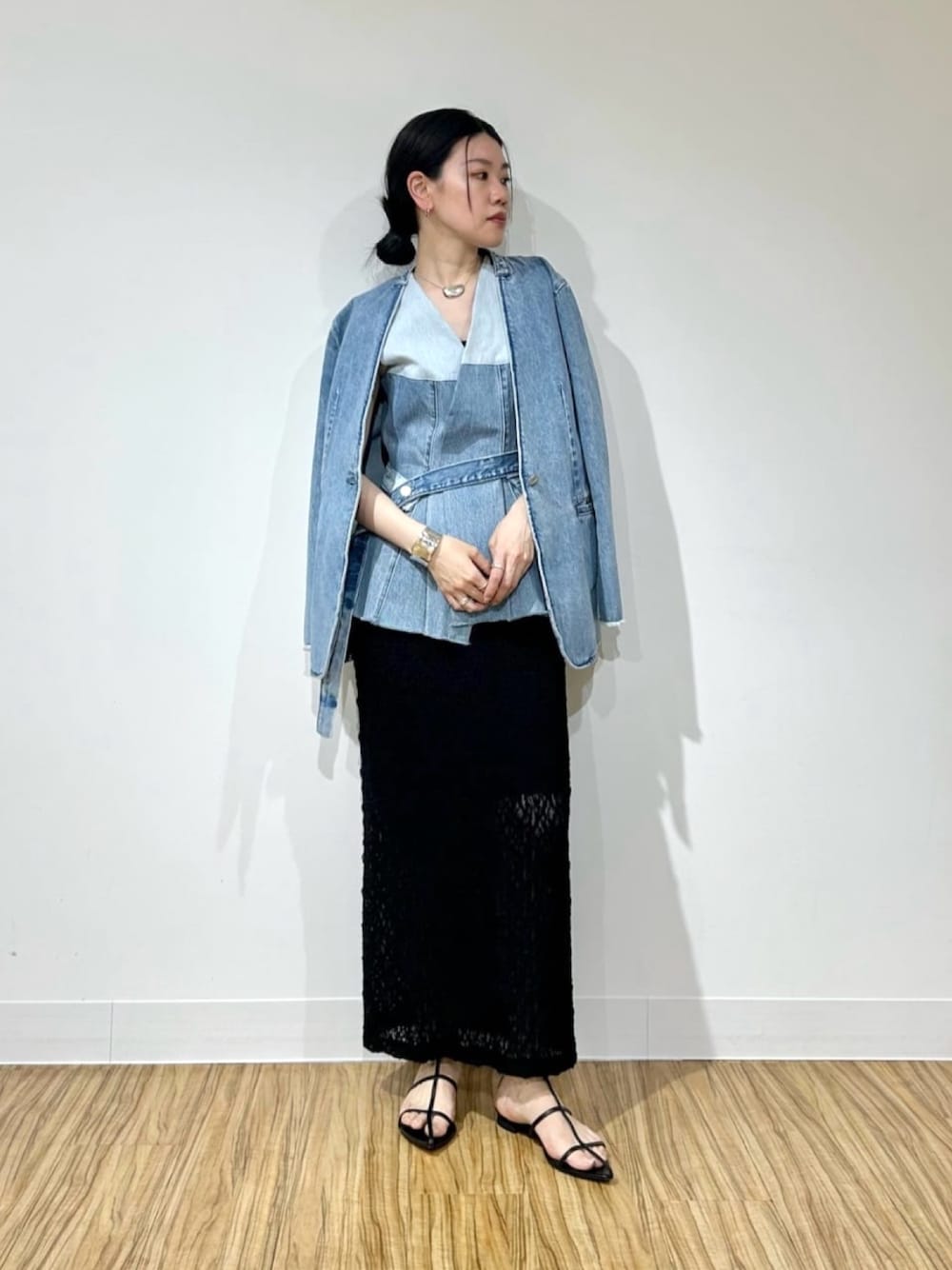 「カジュアルスタイル、春夏コーデ、オトナ女子、レーススカート、デニムジャケット、デニムコーデ、Whim Gazette、ウィムガゼット、シルバーアクセサリー、モノトーン、きれいめカジュアル、春コーデ、春服」｜「Whim GazetteのDENIMノーカラージャケット（ノーカラージャケット、ブルー系）」を使った、あさのさん（骨格ウェーブ・レディース・160cm）の春コーディネートの1枚目の写真