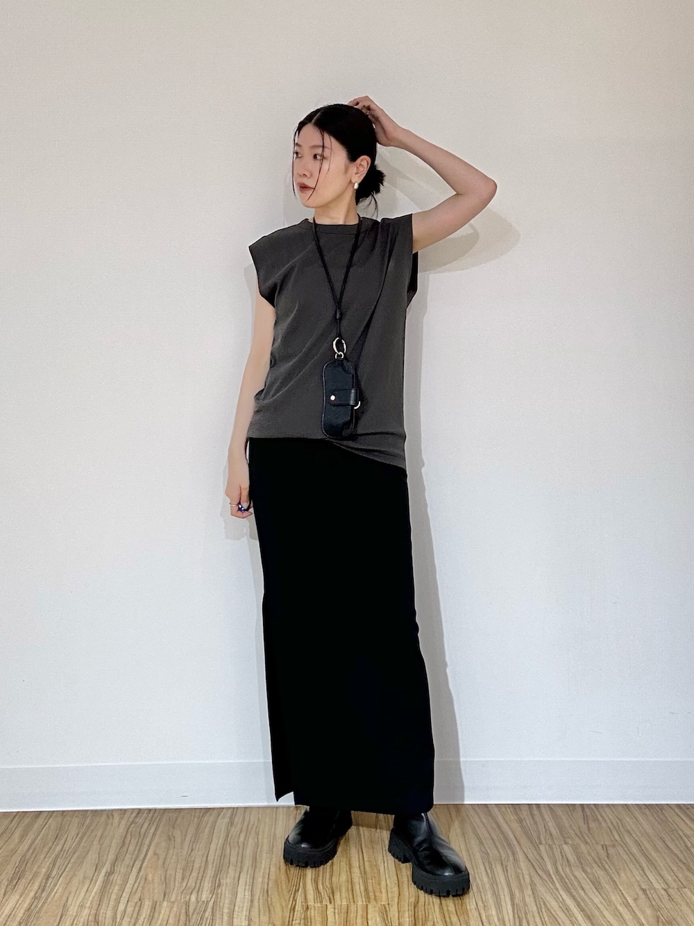「夏コーデ、ロングスカート、きれいめカジュアル、夏ファッション、着回しコーデ、ブラック、ブラックコーデ、Tシャツ、whimgazette、ウィムガゼット、大人コーデ、キレイめ、雨の日コーデ、モノトーン」｜「Whim Gazetteのショルダータックノースリーブプルオーバー（Tシャツ/カットソー、グレー系）」を使った、あさのさん（骨格ウェーブ・レディース・160cm）の夏コーディネートの1枚目の写真
