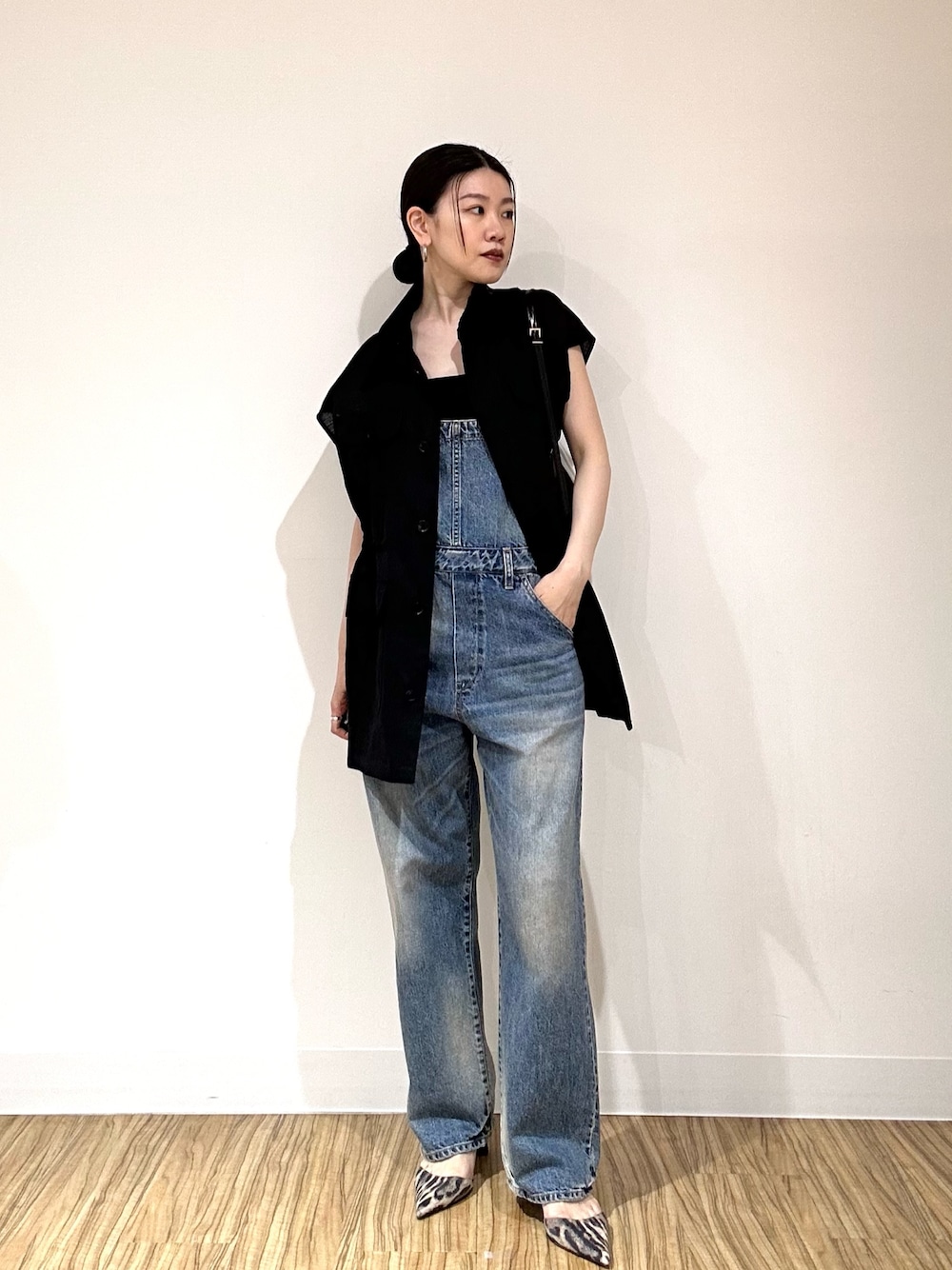 「大人女子、モノトーンコーデ、春夏コーデ、30代コーデ、きれいめカジュアル、オトナカジュアル、デニム、デニムコーデ、オールインワン、サロペット、春コーデ、デニムパンツ、ウィムガゼット、whimgazette」｜「Whim Gazetteのデニムオールインワン2（つなぎ/オールインワン、ブルー系）」を使った、あさのさん（骨格ウェーブ・レディース・160cm）の春コーディネートの1枚目の写真